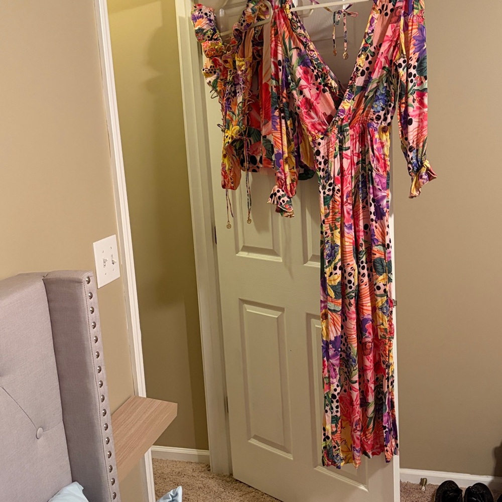 Luli Fama SHOCKING FLORALS.
Swimsuit
Pareo
Cover up
Limited print - Picture 7 of 12